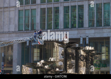 Berlin, Deutschland, 12. September 2016. Der Alexanderplatz wurde heute geschlossen, als die Polizei versuchte, einen wütenden protestierenden Mann von der Spitze des Brunnens zu entfernen. Kredit: Eden Breitz/ Alamy Live Nachrichten Stockfoto