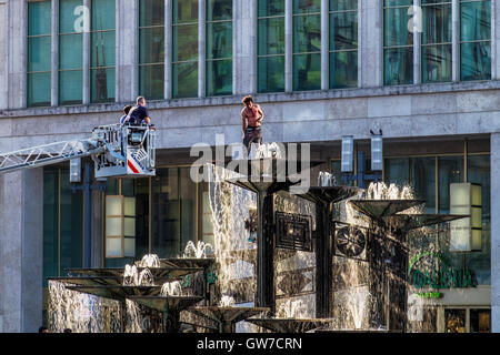 Berlin, Deutschland, 12. September 2016. Der Alexanderplatz wurde heute geschlossen, als die Polizei versuchte, einen wütenden protestierenden Mann von der Spitze des Brunnens zu entfernen. Kredit: Eden Breitz/ Alamy Live Nachrichten Stockfoto