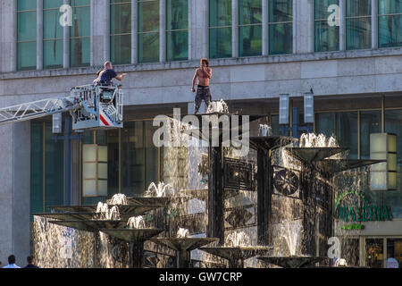 Berlin, Deutschland, 12. September 2016. Der Alexanderplatz wurde heute geschlossen, als die Polizei versuchte, einen wütenden protestierenden Mann von der Spitze des Brunnens zu entfernen. Kredit: Eden Breitz/ Alamy Live Nachrichten Stockfoto