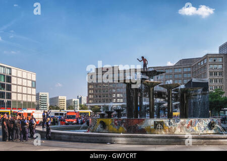 Berlin, Deutschland, 12. September 2016. Der Alexanderplatz wurde heute geschlossen, als die Polizei versuchte, einen wütenden protestierenden Mann von der Spitze des Brunnens zu entfernen. Kredit: Eden Breitz/ Alamy Live Nachrichten Stockfoto