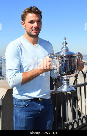 Das Rockefeller Center, New York, USA. 12. Sep, 2016. US Open Herren-Einzel-Weltmeister, Stan Wawrinka (SUI) zeigt seine Trophäe auf dem Dach Credit: Action Plus Sport/Alamy Live News Stockfoto