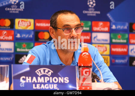 Kiew, Ukraine. 12. September 2016. SSC Napoli-Manager Maurizio Sarri besucht Pressekonferenz vor UEFA Champions League Spiel gegen den FC Dynamo Kyiv im NSC Olympiastadion. Napoli stellen Dynamo Kyiv in das erste Spiel der UEFA Champions League-Gruppe B am 13. September 2016. Oleksandr Prykhodko/Alamy Live-Nachrichten Stockfoto