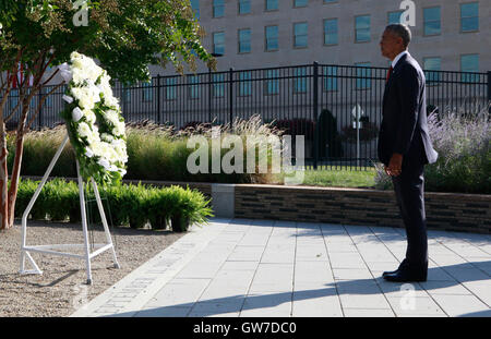 WASHINGTON DC - 11 SEPTEMBER: US-Präsident Barack Obama legt einen Kranz am Pentagon Memorial in Washington, DC im Rahmen einer Einhaltung Zeremonie zum Gedenken an den 15. Jahrestag der 9/11 Terroranschläge, Sonntag, 11. September 2016.  Bildnachweis: Dennis Brack / Pool über CNP/MediaPunch Stockfoto