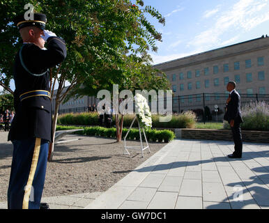 WASHINGTON DC - 11 SEPTEMBER: US-Präsident Barack Obama legt einen Kranz am Pentagon Memorial in Washington, DC im Rahmen einer Einhaltung Zeremonie zum Gedenken an den 15. Jahrestag der 9/11 Terroranschläge, Sonntag, 11. September 2016.  Bildnachweis: Dennis Brack / Pool über CNP/MediaPunch Stockfoto