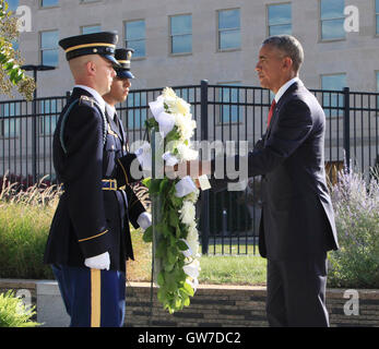 WASHINGTON DC - 11 SEPTEMBER: US-Präsident Barack Obama legt einen Kranz am Pentagon Memorial in Washington, DC im Rahmen einer Einhaltung Zeremonie zum Gedenken an den 15. Jahrestag der 9/11 Terroranschläge, Sonntag, 11. September 2016.  Bildnachweis: Dennis Brack / Pool über CNP/MediaPunch Stockfoto