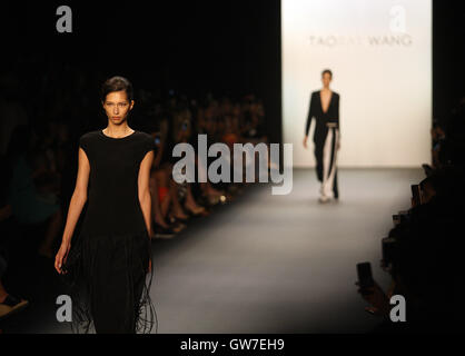 New York, USA. 12. Sep, 2016. Kreationen von Taoray Wang Frühjahr/Sommer 2017 Sammlung während der New York Fashion Week in New York, Vereinigte Staaten, 12. September 2016 präsentieren. Bildnachweis: Wu Rong/Xinhua/Alamy Live-Nachrichten Stockfoto