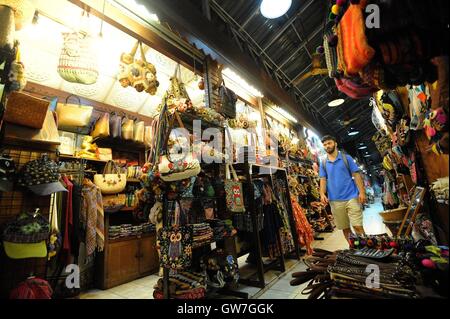 Chiang Mai, Thailand. 12. Sep, 2016. Ein Tourist geht durch Geschäfte auf einem Nachtmarkt in Chiang Mai, Thailand, 12. September 2016. Als ein wichtiges touristisches Ziel in Nord-Thailand Chiang Mai hat eine Reihe von Nacht Basare mit Souvenirs und Serviceprodukte, die Besucher hinzufügen können Reiseerlebnisse. © Rachen Sageamsak/Xinhua/Alamy Live-Nachrichten Stockfoto