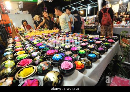 Chiang Mai, Thailand. 12. Sep, 2016. Touristen suchen auf handgemachte Seifen zum Verkauf an einen Nachtmarkt in Chiang Mai, Thailand, 12. September 2016. Als ein wichtiges touristisches Ziel in Nord-Thailand Chiang Mai hat eine Reihe von Nacht Basare mit Souvenirs und Serviceprodukte, die Besucher hinzufügen können Reiseerlebnisse. © Rachen Sageamsak/Xinhua/Alamy Live-Nachrichten Stockfoto