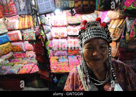 Chiang Mai, Thailand. 12. Sep, 2016. Ein Ladenbesitzer kümmert sich um ihr Geschäft auf einen Nachtmarkt in Chiang Mai, Thailand, 12. September 2016. Als ein wichtiges touristisches Ziel in Nord-Thailand Chiang Mai hat eine Reihe von Nacht Basare mit Souvenirs und Serviceprodukte, die Besucher hinzufügen können Reiseerlebnisse. © Rachen Sageamsak/Xinhua/Alamy Live-Nachrichten Stockfoto