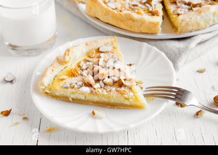 Selbstgemachter Kuchen - Kuchen mit Nüssen, Samen und Mascarpone Käse auf weißem Hintergrund hautnah Stockfoto