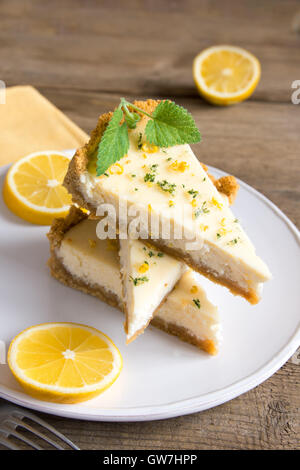 Stücke von köstliche hausgemachte Zitronen-Käsekuchen auf Platte hautnah Stockfoto
