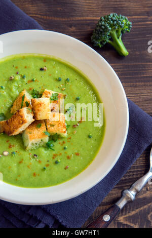 Hausgemachte pikante Creme Brokkolisuppe mit Croutons schließen sich - gesunde vegetarische Ernährung Stockfoto