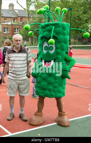Jeremy Corbyn mit einem riesigen grünen Monster auf dem großen britischen Tennis Weekend 2015 Stockfoto