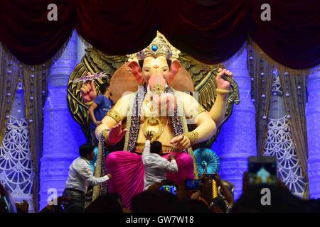 Erster Blick Lalbaugcha Raja Idol Hindu-Gott Ganesha Fotoshooting Sarvajanik Ganeshotsav Mandal MumbaiSeptember 1,2016 Stockfoto