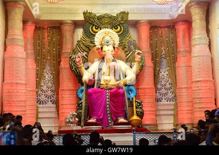 Erster Blick Lalbaugcha Raja Idol Elefant leitete Hindu-Gott Ganesha während des Fotoshootings Sarvajanik Ganeshotsav Mandal Mumbai Stockfoto