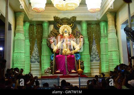 Lalbaugcha Raja idol Hindu god Ganesh Sarvajanik Ganeshotsav Mandal Putlabai Chawl, Lalbaug, Lal BAUG, Parel Bombay Mumbai Maharashtra Indien Stockfoto