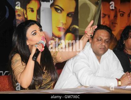 Bollywood-Schauspieler Rakhi Sawant spricht Pressekonferenz des Films Ek Kahani Julie Ki in Mumbai, Indien am 2. September 2016. Stockfoto