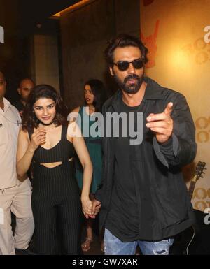 Bollywood-Schauspieler Prachi Desai und Arjun Rampal während der Teaser-Start des Films Rock On 2 in Mumbai Stockfoto