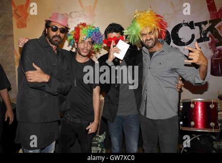 Bollywood-Schauspieler Arjun Rampal, Shashank Arora, Farhan Akhtar und Purab Kohli Teaser starten des Films Rock On 2 in Mumbai Stockfoto