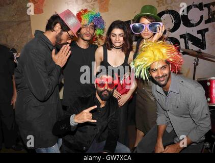 Bollywood Schauspieler Arjun Rampal Shashank Arora Prachi Desai Shraddha Kapoor Farhan Akhtar Purab Kohli Teaser Film Rock auf Mumbai Stockfoto