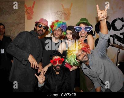 Bollywood Schauspieler Arjun Rampal Shashank Arora Prachi Desai Shraddha Kapoor Farhan Akhtar Purab Kohli Teaser Film Rock auf Mumbai Stockfoto