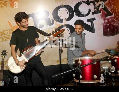 Bollywood-Schauspieler Shashank Arora und Purab Kohli während der Teaser-Start des Films Rock On 2 in Mumbai Stockfoto