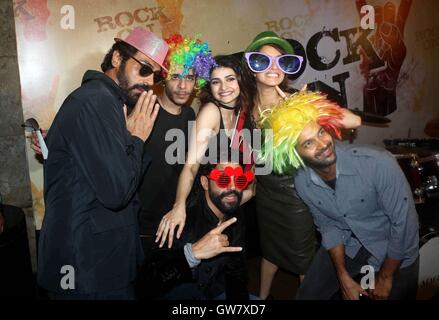 Bollywood Schauspieler Arjun Rampal Shashank Arora Prachi Desai Shraddha Kapoor Farhan Akhtar Purab Kohli Teaser Film Rock auf Mumbai Stockfoto