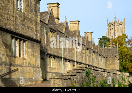 Herbst Sonne auf dem malerischen Reihe der armenhäuser in Chipping Campden, ein Cotswolds Reiseziel, Gloucestershire, VEREINIGTES KÖNIGREICH Stockfoto