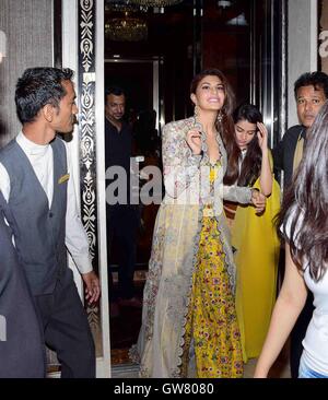 Star-Stylist Tanya Ghavri mit Bollywood-Schauspieler Jacqueline Fernandez während Dhoom Kondensation Hochzeit Trunk Show Mumbai Stockfoto