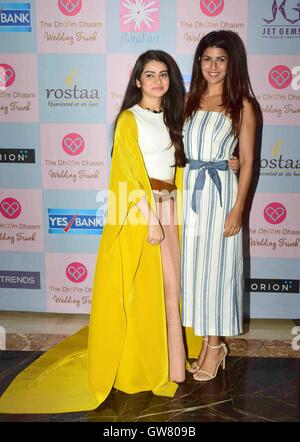 Star-Stylist Tanya Ghavri mit Bollywood-Schauspieler Nimrat Kaur während Dhoom Kondensation Hochzeit Trunk Show, in Mumbai Stockfoto