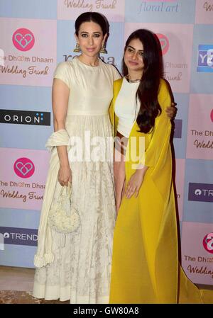 Star-Stylist Tanya Ghavri mit Bollywood-Schauspieler Karisma Kapoor während Dhoom Kondensation Hochzeit Trunk Show, in Mumbai Stockfoto