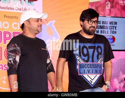 Bollywood Musikkomponisten Sajid Ali (L) und Wajid Ali während des Finales von Radio City Super Sänger Saison 8 in Mumbai Stockfoto