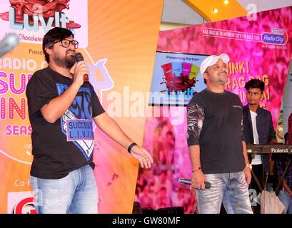 Bollywood Musikkomponisten Sajid Ali (L) und Wajid Ali während des Finales von Radio City Super Sänger Saison 8 in Mumbai Stockfoto