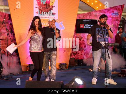 (L, R) RJ Archana, Bollywood-Musik-Komponisten Sajid Ali und Wajid Ali Finale Radio City Super Sänger Saison 8 Mumbai Stockfoto