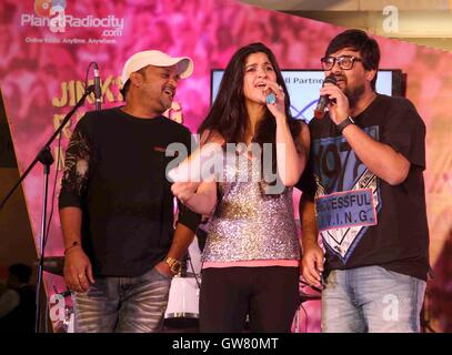 Bollywood-Komponist Sajid Ali, RJ Archana und Komponist Wajid Ali Finale von Radio City Super Sänger Saison 8 Mumbai Stockfoto