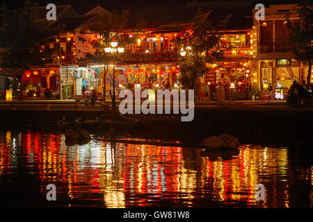 Restaurants in Thu Bon Fluss wider, in der Abenddämmerung, Hoi an ein (UNESCO Weltkulturerbe), Vietnam Stockfoto