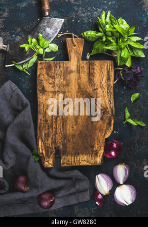 Gesundes Essen kochen Hintergrund über Grunge dunkel blau Sperrholz Textur Stockfoto