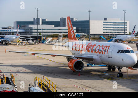 Paris, Frankreich, Easy Jet, Airbus 340 Flugzeug auf der Landebahn am Flughafen Roissy, Charles-de-Gaulle, Fluggesellschaft Low Cost Stockfoto