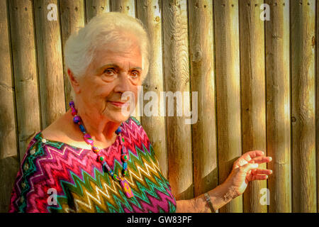 Porträt einer reifen Frau mit weißem Haar und eine bunte Bluse Stockfoto