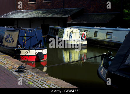 Narrowboats vertäut im Einzugsgebiet der Coventry-Canal in Coventry, West Midlands, England UK Stockfoto