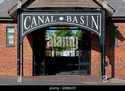Melden Sie sich an das Becken des Coventry Kanal in Coventry, West Midlands, England UK Stockfoto