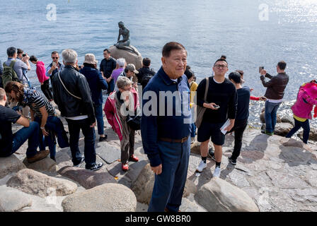 Kopenhagen, Dänemark, große Menge chinesischer Touristen, die die kleine Meerjungfrau-Statue besuchen, Bilder vor dem Übertourismus von Hans Christian Andersen machen Stockfoto