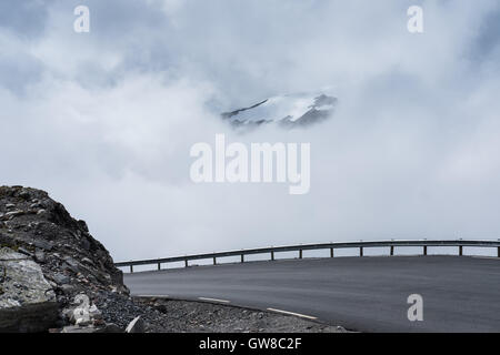 Eine Straße auf den Gipfel des Dalsnibba Berg im Sommer, Geiranger, Norwegen Stockfoto