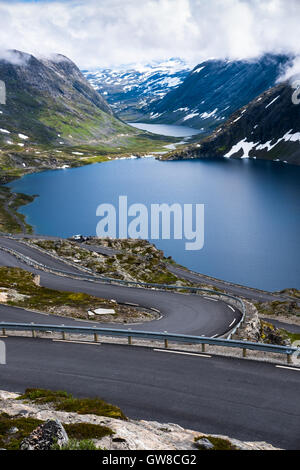 Djupvatnet See gesehen von einer Bergstraße zum Berg Dalsnibba, Geiranger Fjord, Norwegen Stockfoto