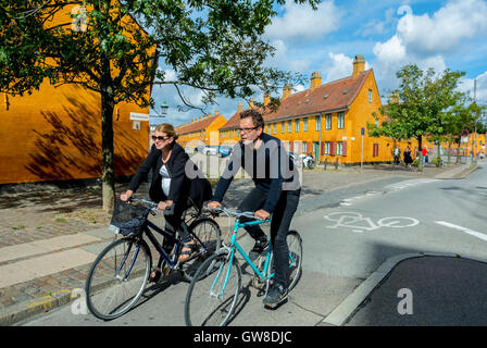 Kopenhagen, Dänemark, Straßenszenen, Fahrradfahren, traditionelle dänische Stadthäuser Nyboder, gelbe Fassaden, historische lokale Viertel, Wohnungen, Stockfoto