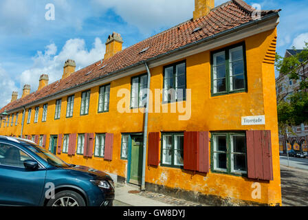 Kopenhagen, Dänemark, dänische Stadthäuser Volksarchitektur, gelben Fassaden historische Arbeiterviertel Wohnsiedlung, Nyboder, Stockfoto