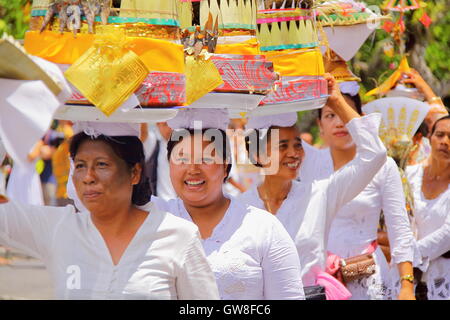 Frauen, die gut gekleidet mit einer balinesischen Feuerbestattung Zeremonie in Ubud, Bali, Indonesien Stockfoto