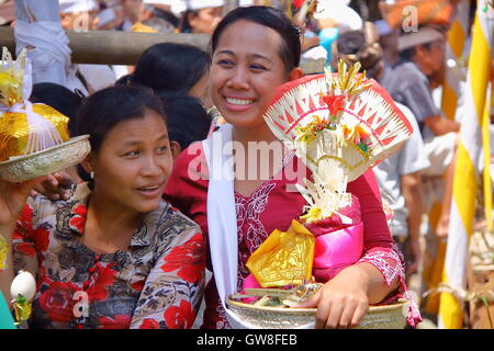 Frauen, die gut gekleidet mit einer balinesischen Feuerbestattung Zeremonie in Ubud, Bali, Indonesien Stockfoto