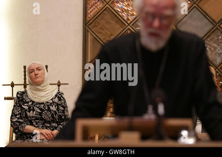 Julie Siddiqi, ehemaliger Direktor der Islamic Society of Britain, Uhren Dr. Rowan Williams, ehemaliger Erzbischof von Canterbury, Adresse ein Ereignis fordert den Premierminister, mehr tun, um Flüchtlingen in der liberalen jüdischen Synagoge, London zu helfen. Stockfoto