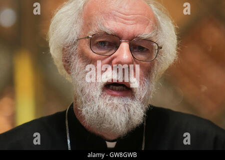 Dr. Rowan Williams, ehemaliger Erzbischof von Canterbury, befasst sich ein Ereignis fordert den Premierminister, mehr tun, um Flüchtlingen in der liberalen jüdischen Synagoge, London zu helfen. Stockfoto